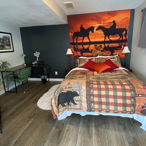 Sunset Suite - private walkout, free breakfast, luxury airjet tub, dog friendly!