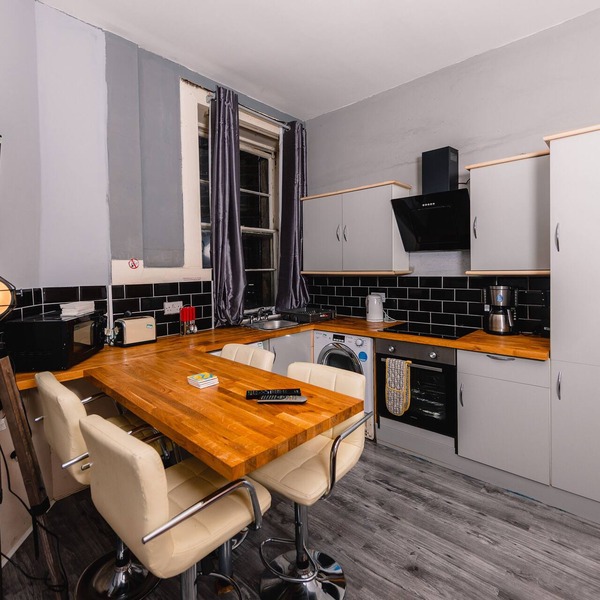 Super Central 4 Bedroom apartment near Carlton Hill