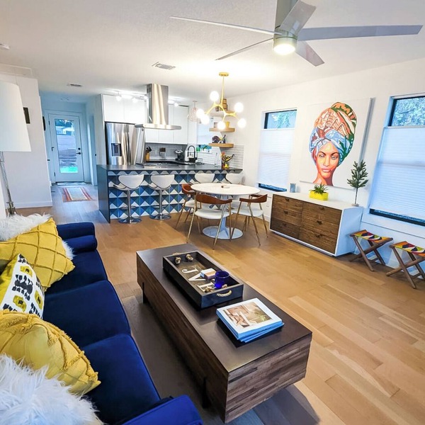 Super Cute and Fully renovated 2 bedroom Home, 8 mins to downtown