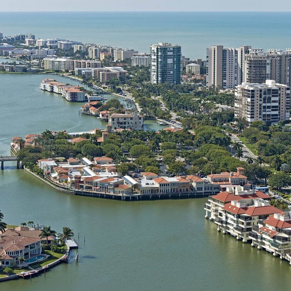 Super Location In Park Shore Near Venetian Village and Beach Entry