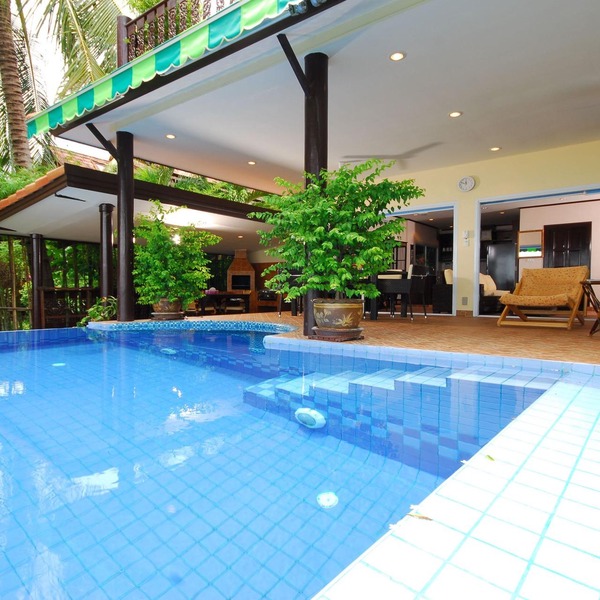 Superb Beachfront Villa with private Pool & Jacuzzi in tropical garden.