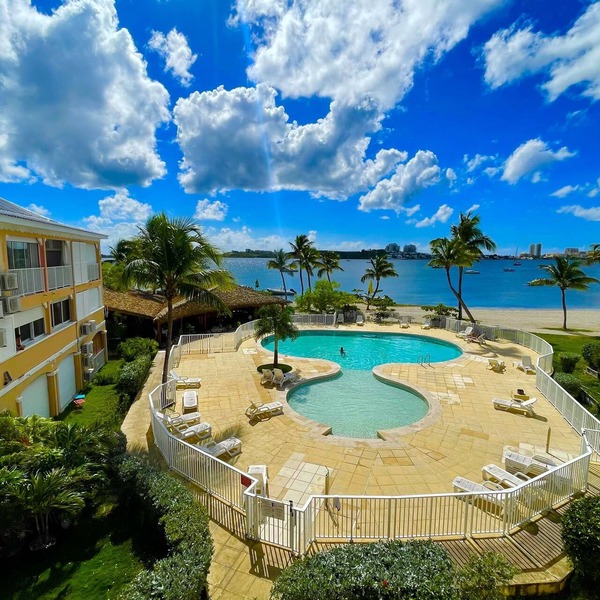 Superb, bright studio overlooking pool and lagoon