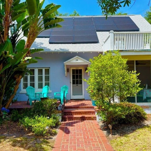 Superb location historic home- spacious, bright, and quiet, yet downtown!