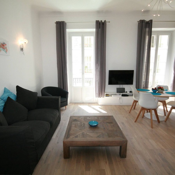 Superbly Appointed 2nd floor Apartment in the Heart of the Carre D'Or