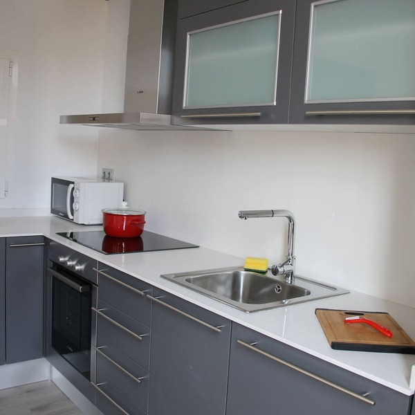 Supercentric and bright, near the Dalí museum, shops and restaurants.