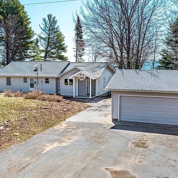 Superior Attitude- Pet-Friendly, 4BR Lake Superior Getaway