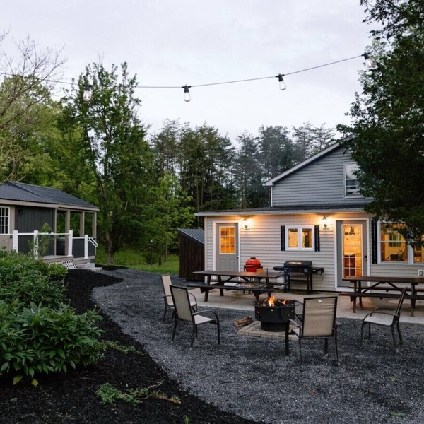Surrounded by Nature - Frog Hollow Cabin & Bunk Room: Hot Tub | Fire Pit | Grill