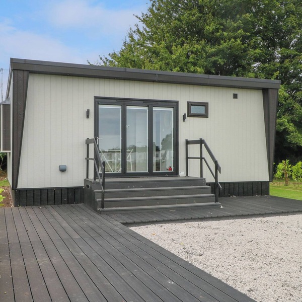 SUTTON FIELDS CHALET, pet friendly, with a garden in Frodsham
