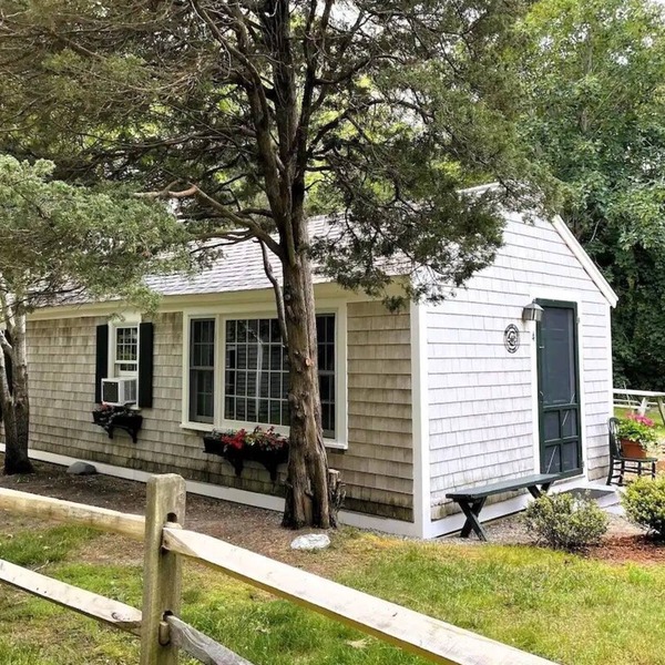 Sweetbriar ~ Charming Cape Cottage ~ Dog-Friendly!