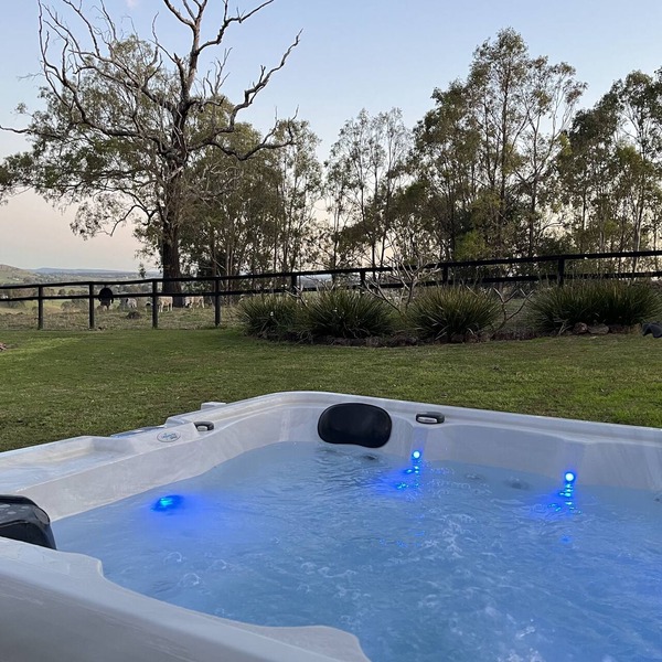 t“Romantic Countryside Escape – Cozy Hot Tub & Scenic Views”