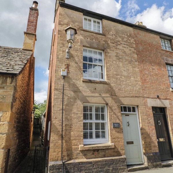 TEA TREE COTTAGE, pet friendly, with open fire in Chipping Campden
