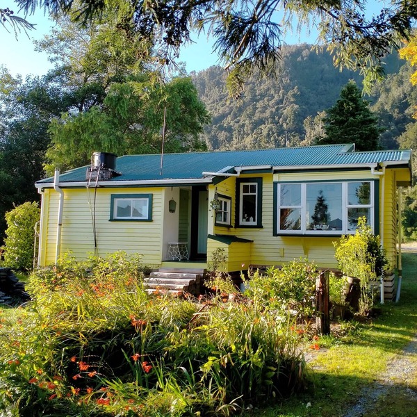 Teapot Cottage (cute and cozy 1950's time-warp)