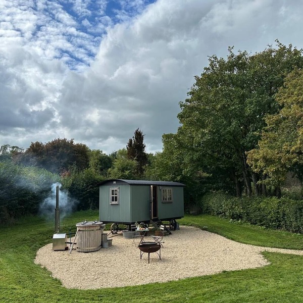 Teasel Shepherds Hut for 2 guests in rural Somerset with wood-fired hot tub
