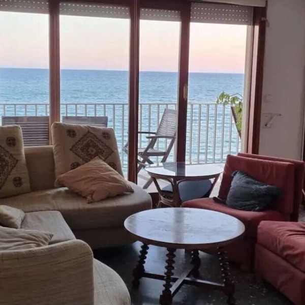 TELEWORK IN FRONT OF THE SEA