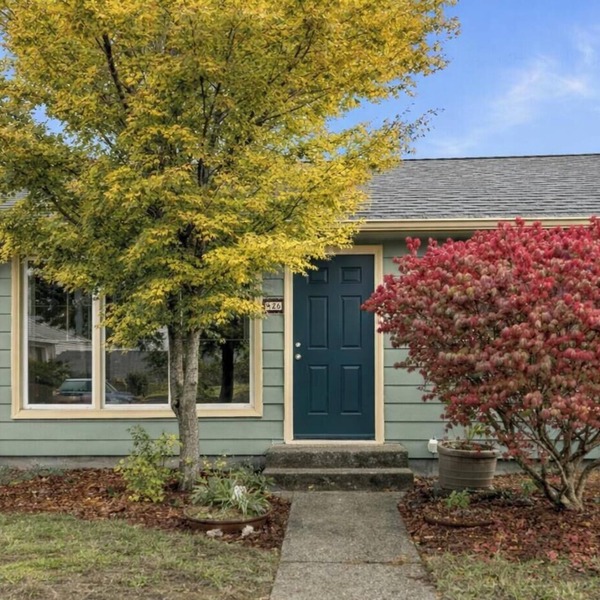 Terrific pet friendly house & fenced yard with AC in vibrant Seattle - sleeps 6.