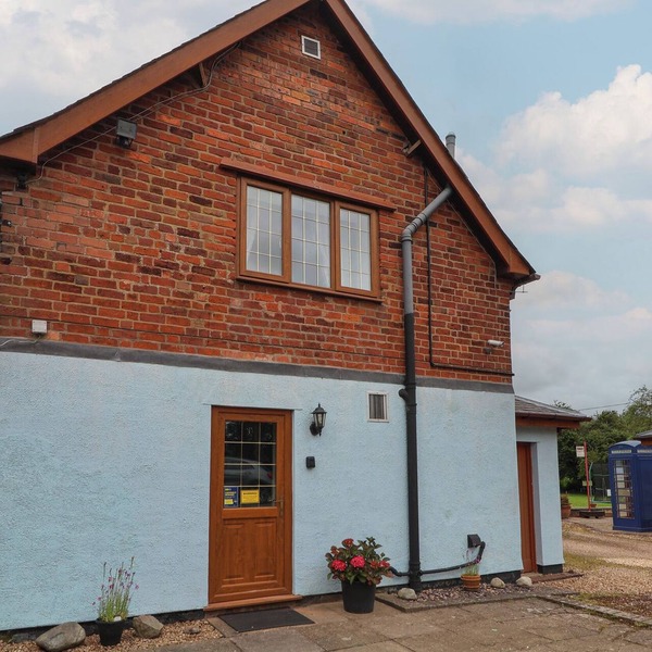 THE BARN @ THE ELMS, family friendly, with a garden in Admaston