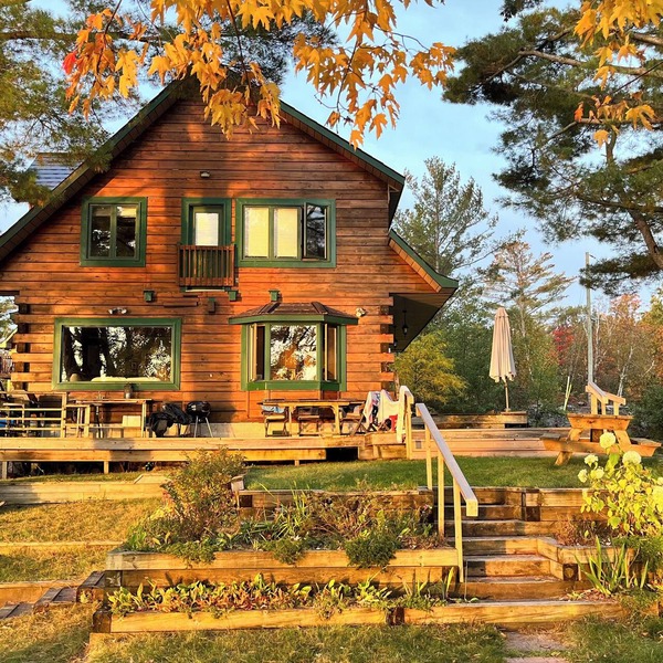 The Beacon - Lakefront Log Home for Families, a quiet summer or winter paradise!