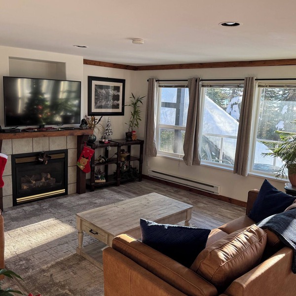 The Bear's Den Ski Chalet/Private Hot Tub/Ski In+Out/with Parking/Pet-Friendly!