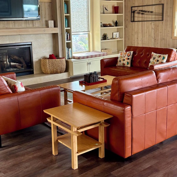 "The Birds" Easy walk to the beach, hot tub, fireplace, pet friendly