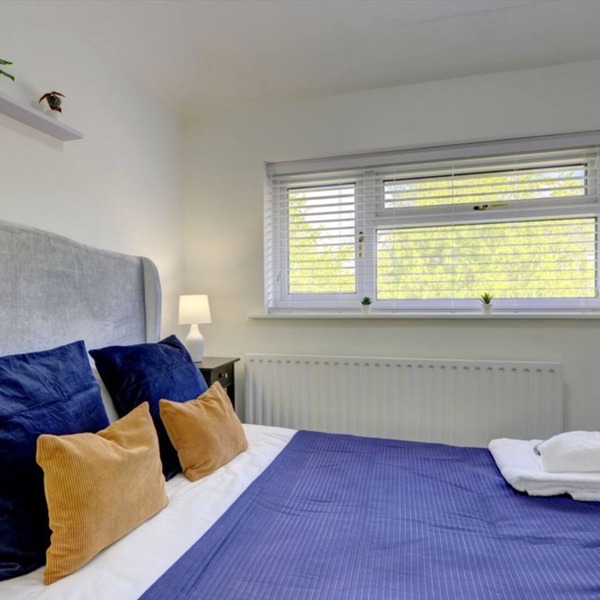 The Braybrooke House | A Calm & Executive 3BR House w/ Parking, Garden & Wifi | eco-Short Term Let by SILVA