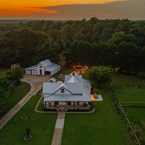 The Bulldog Farmhouse - 100+ Year old Home