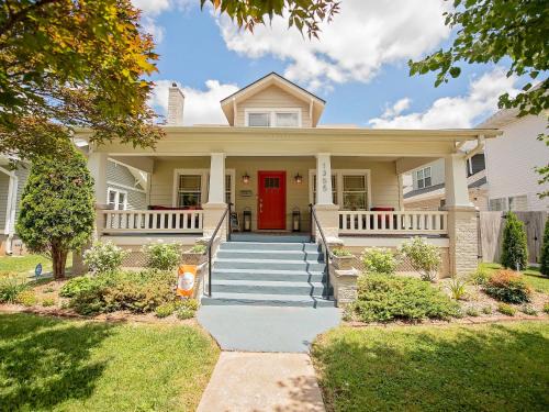 The Cherry St House|Dog Friendly |Sleeps 10 |Near MSU