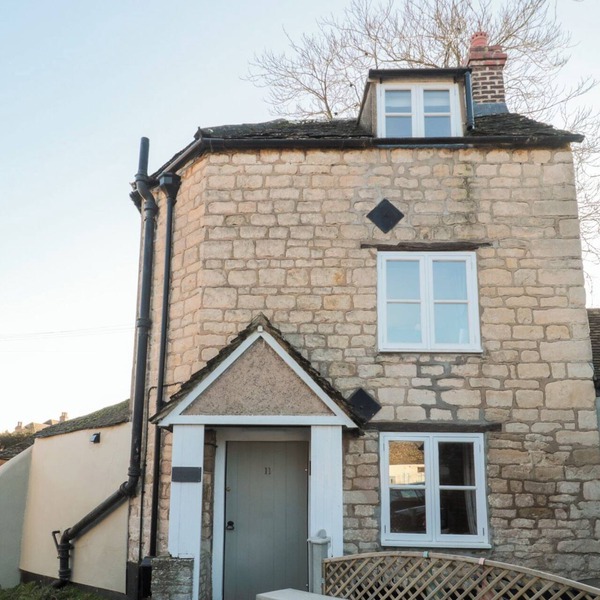 THE CORNER COTTAGE, pet friendly, with a garden in Wotton-Under-Edge