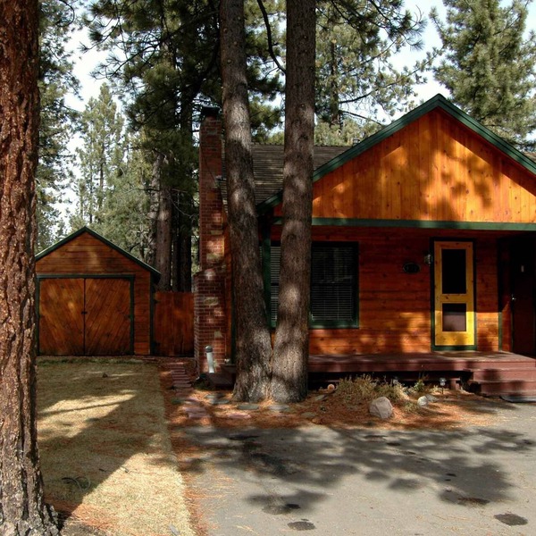 The Cozy Tahoe Cabin - Hot Tub, Pet Friendly, & 5 Min. to Lake
