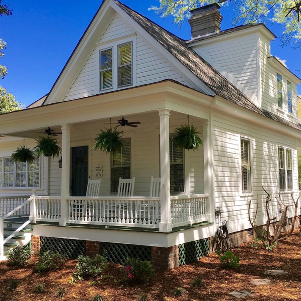 The Craddock - Tufts Home & Antique Carriage House - 6BR 5.5 Baths - Sleeps 12+
