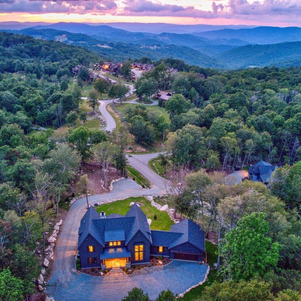 The Dark Knight at Eagles Nest - hot tub - billiards- outdoor fireplace