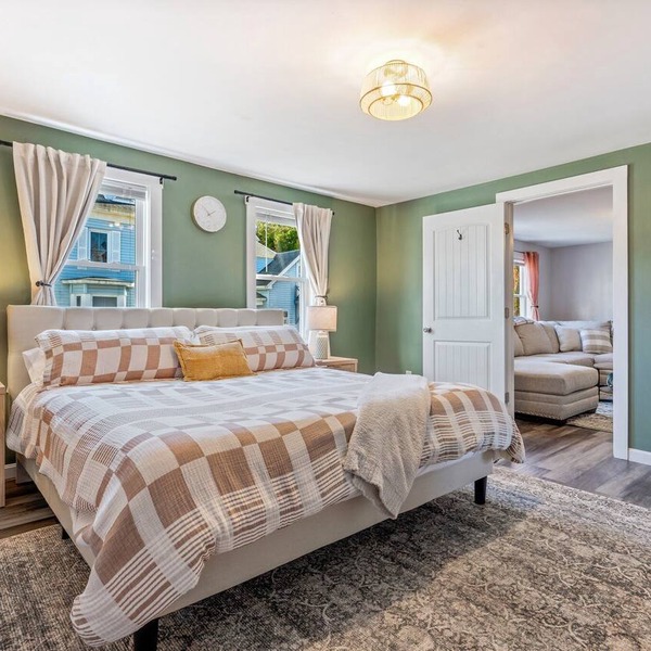 The Downtown Den - King Bed, Dog Friendly, Fire Pit, Parking, Family Friendly