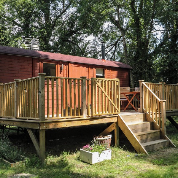 THE FOXES DEN SHEPHERDS HUT, pet friendly in Oldbury-On-Severn