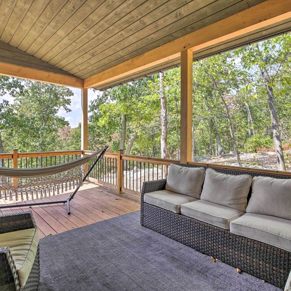 'the Glabin: Garrison Gem w/Hot Tub & Fire Pit