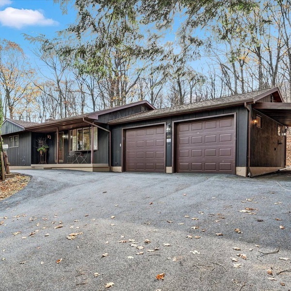 The Hawk's Nest: 2-bedroom house. Hike to Hawk Mountain/Appalachian/Kempton, PA