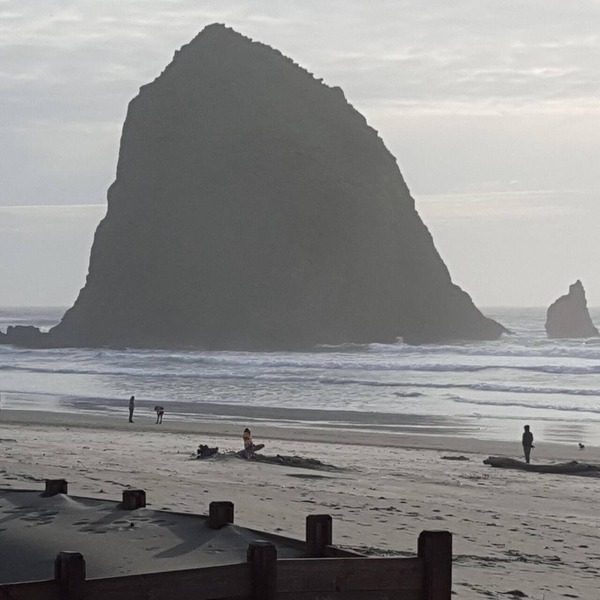 The Haystack House-Cannon Beach Oceanfront Home Steps to Haystack Rock & Midtown