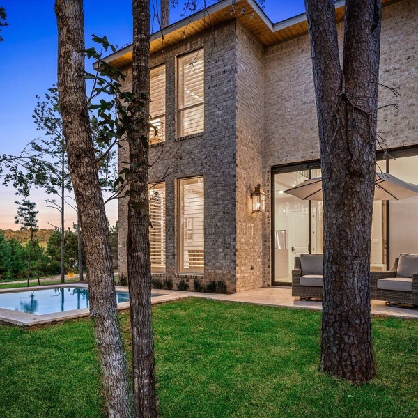 The Hide - Peaceful forest retreat just minutes from the city.