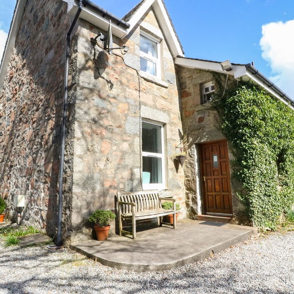 THE KNOWE LOWER, pet friendly, country holiday cottage in Taynuilt