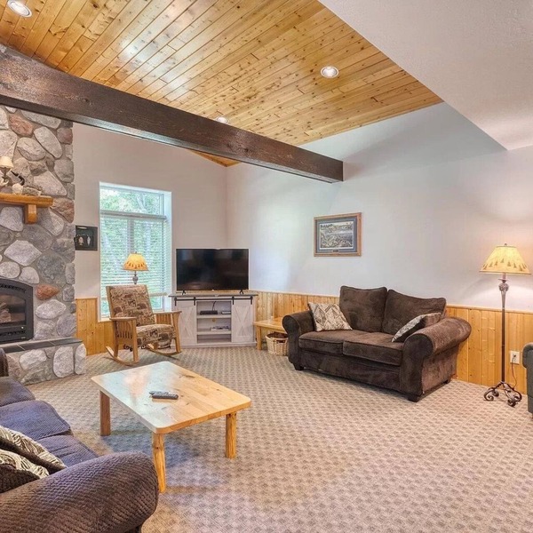 The Lodge: Hot Tub Fireplace RiverFront Pet Friendly Cabin