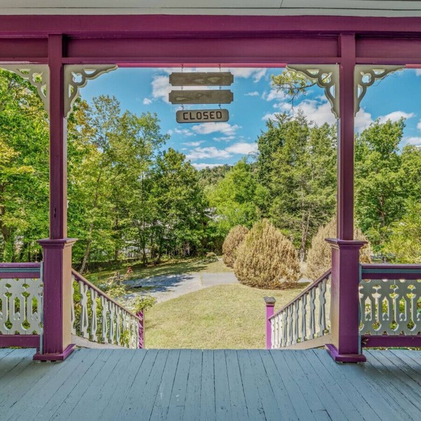The Manor - historic mansion, covered porch, wifi, walk to everything, king bed