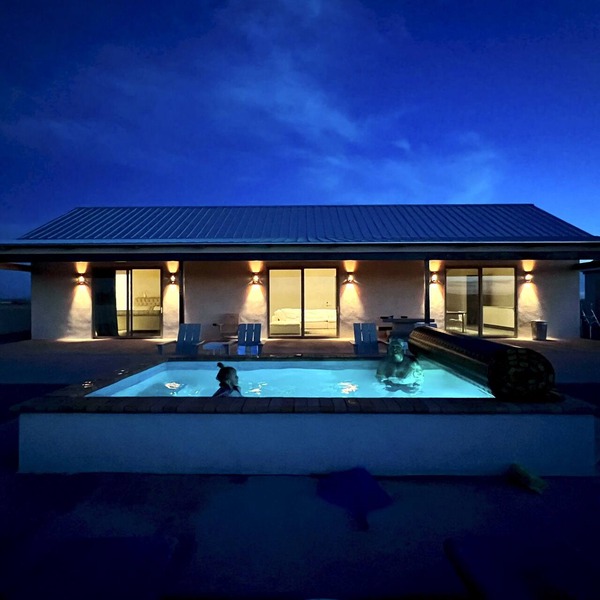 The Merit Camp: private modern ranch house w/pool just outside Marfa City limits