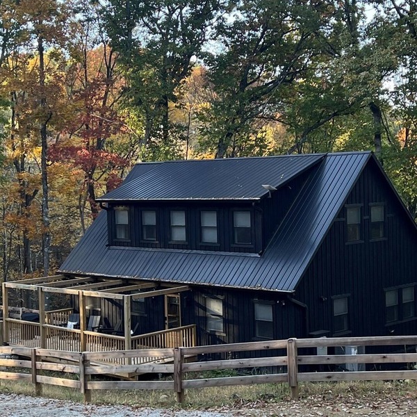 The Monroe Hocking Hills- Luxury cabin, family friendly, great adult getaway