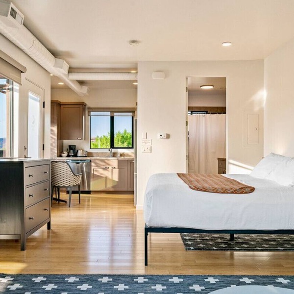 The Nest - Second Floor Studio Suite w/Red Rock Views