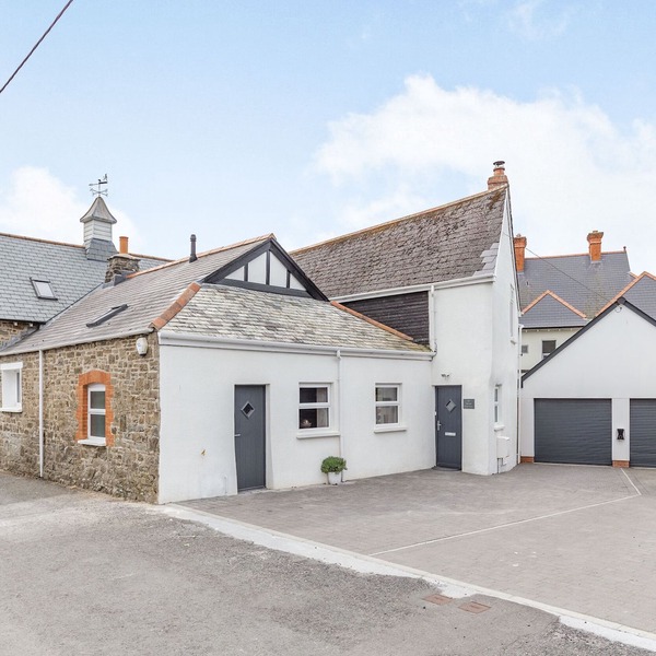 THE OLD COACH HOUSE, family friendly, with hot tub in Braunton