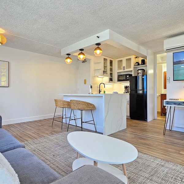 The Pineapple Place, A gorgeous 9th floor Waikiki Apartment + Pool & Spa