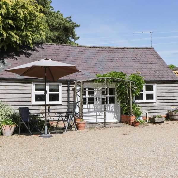THE POTTERY, pet friendly, character holiday cottage in Urchfont