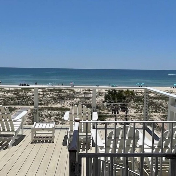 "The Sandy Turtle" Beachfront bungalow, pet friendly Sleeps 8