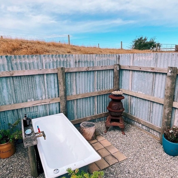 The Shepherd's Rest with alpaca, sheep & outdoor bath. Close to Oamaru.