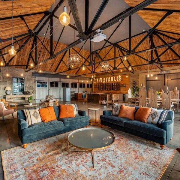 The Stables - unique conversion with hot tub!