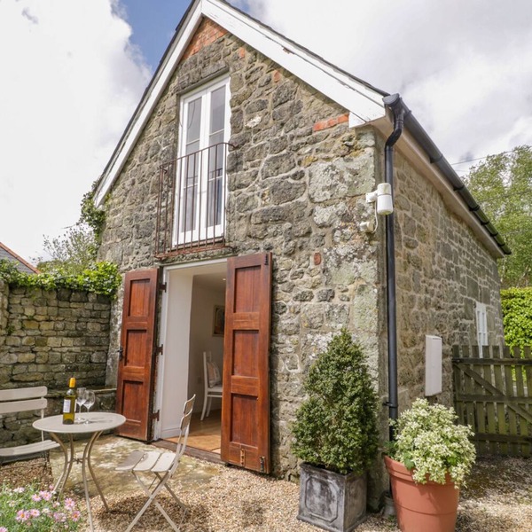 THE STUDIO, pet friendly, character holiday cottage in Shaftesbury