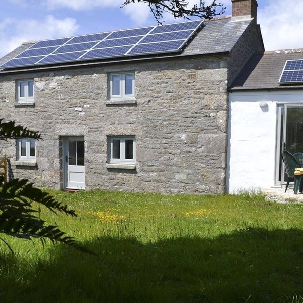 THE STUDIO, pet friendly, with open fire in Rinsey Cove